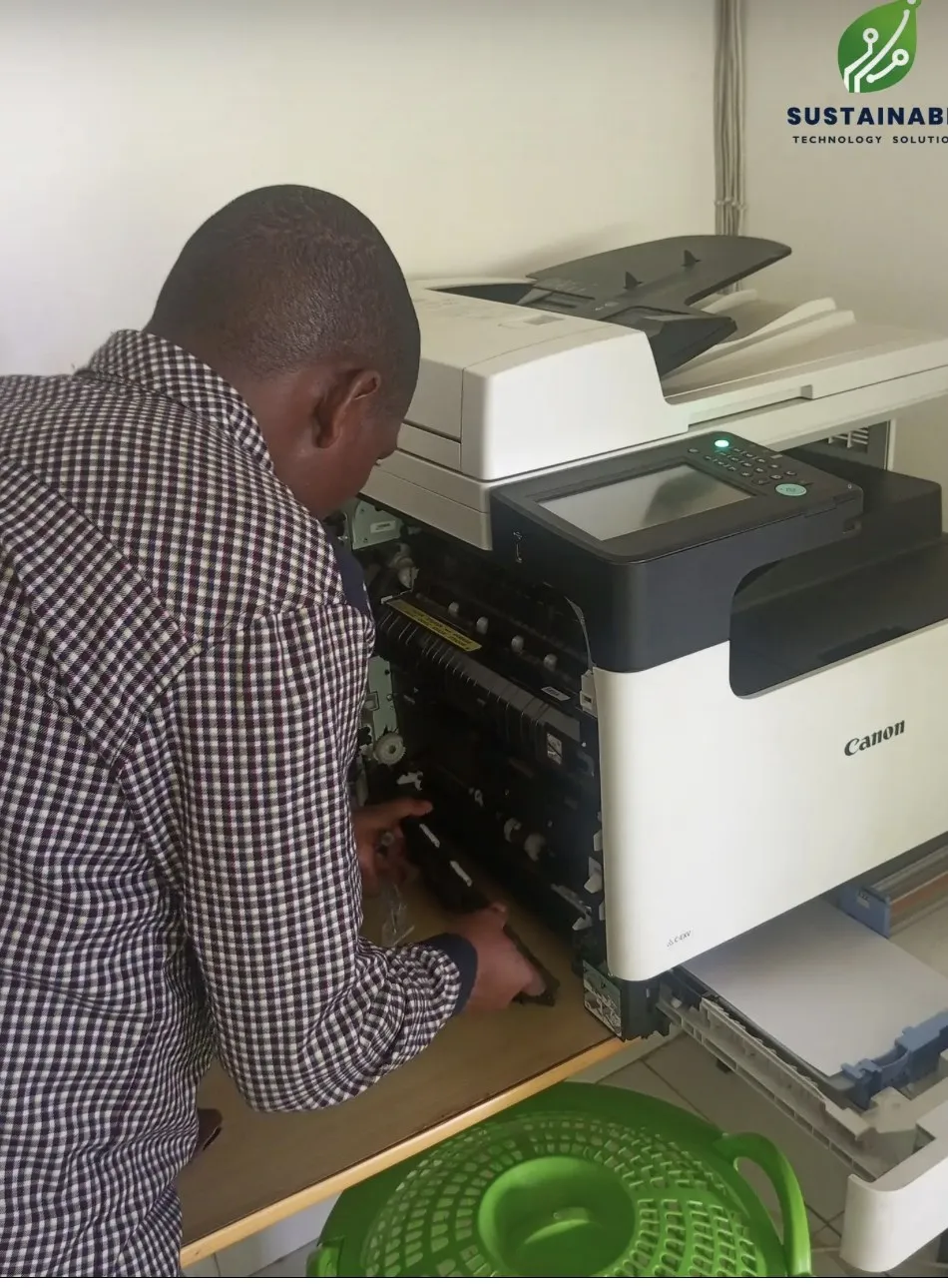 Technicien STS intervenant sur un photocopieur Canon